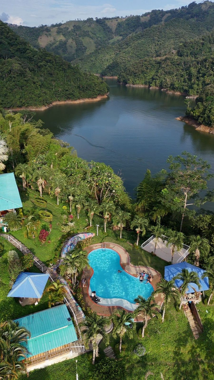 Vista vertical de la piscina y el embalse