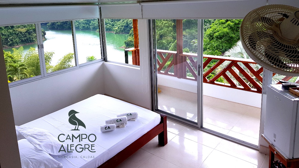 Habitación superior con balcón privado sobre el Embalse Amaní