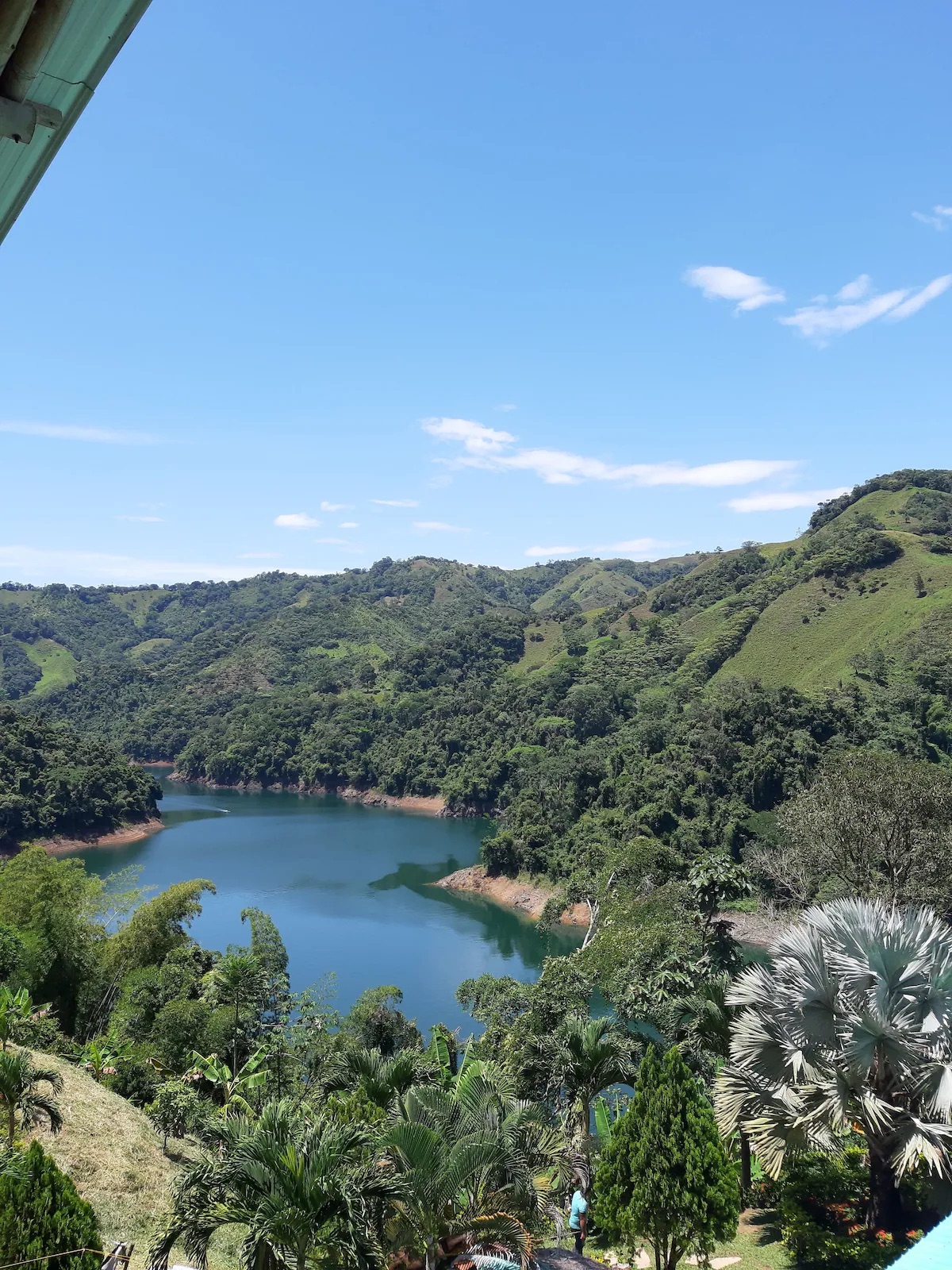Vista real del Embalse Amaní desde las zonas verdes de Campo Alegre