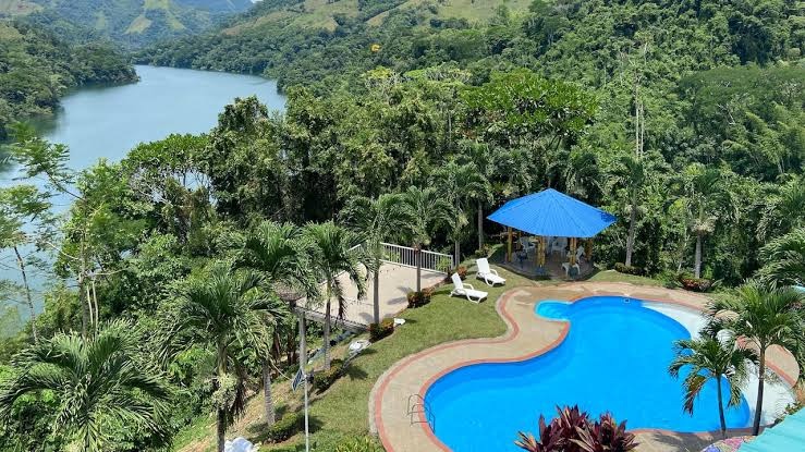 Piscina del Ecohotel Campo Alegre con vista al embalse